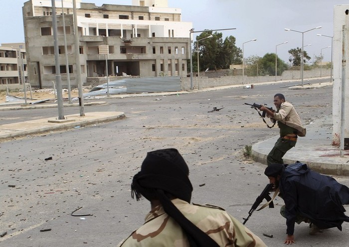 Quân nổi dậy đang vãi đại về phía lực lượng trung thành của đại tá Gaddafi